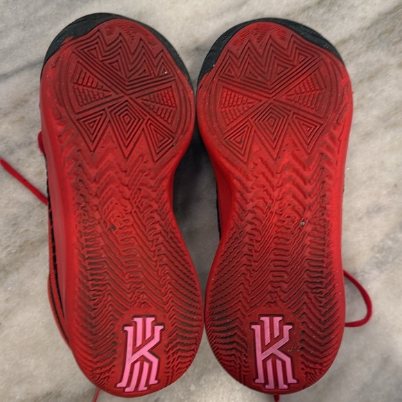 Nike Kyrie Flytrap 6 Basketball Shoes, Size 8.5 - Picture 13 of 14